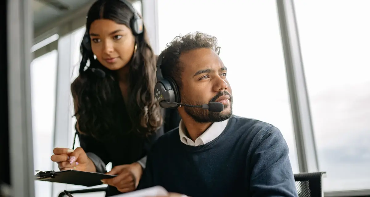 Deux collègues avec casque au travail dans un bureau