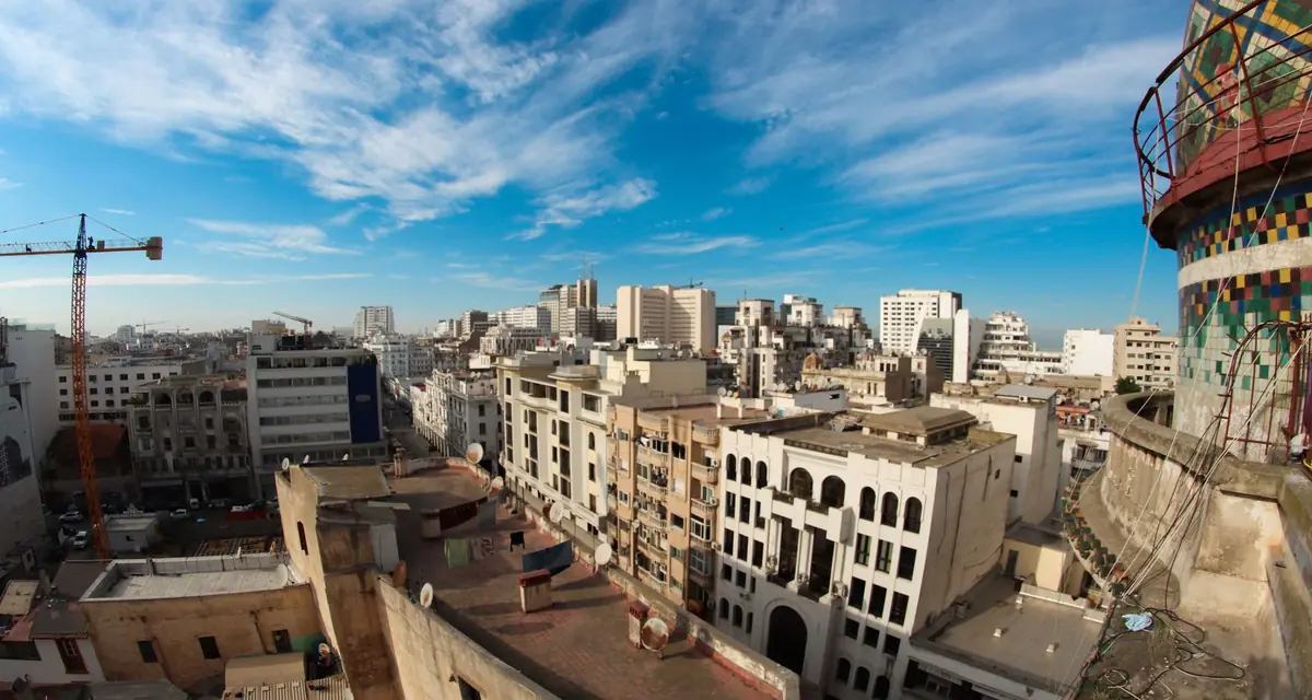 Uitzicht over de daken en straten van Casablanca