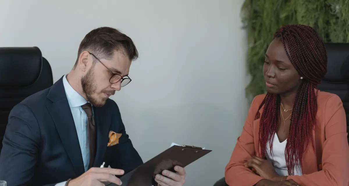 Een sollicitatiegesprek aan een tafel in een kantoor