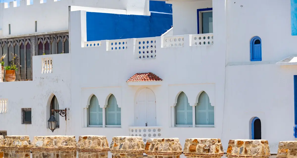 Witte huizen met blauwe ramen in Asilah, Marokko
