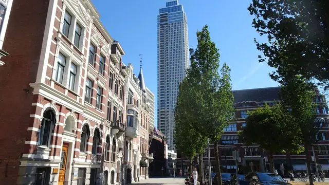 Straat in Rotterdam met oude en nieuwe gebouwen